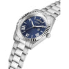 Reloj analógico GUESS con elegante diseño azul y plateado, pulsera de acero inoxidable y cierre de hebilla