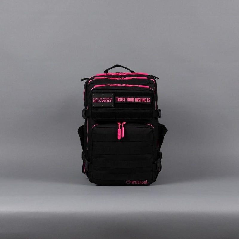 Mochila WOLFpak, versátil y resistente al agua, ideal para viajes o uso diario, con capacidad de personalización y compartimento para laptop