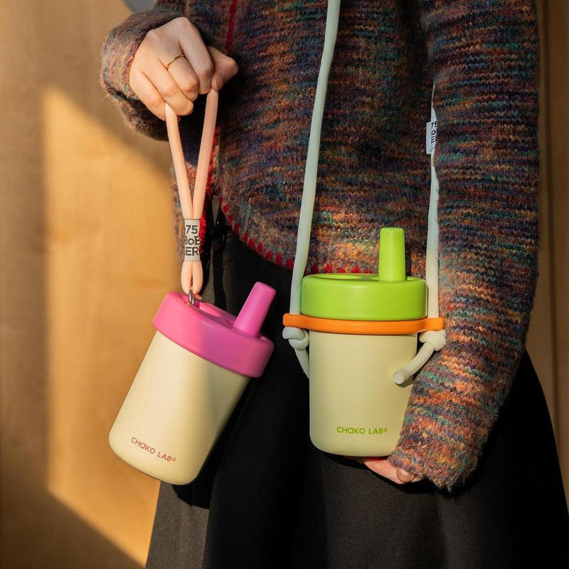 Botella de agua para niños de acero inoxidable, correa y tapa botón, diseño portátil y seguro para viajes, verde matcha