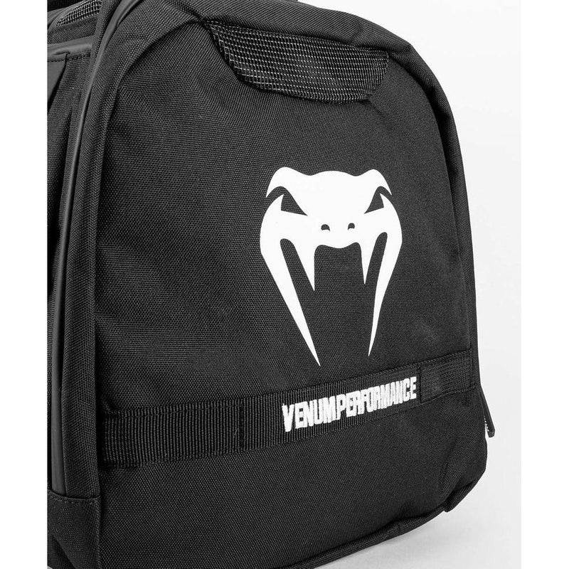Bolsa deportiva Trainer Lite Evo de Venum con gran compartimento y ventilación óptima, ideal para deportes