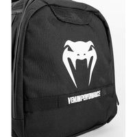 Bolsa deportiva Trainer Lite Evo de Venum con gran compartimento y ventilación óptima, ideal para deportes