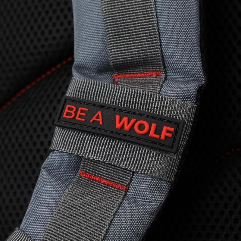 Mochila táctica WOLFpak de 45L color yunque gris para camping, senderismo, gimnasio, personalizable con parches y resistente al agua