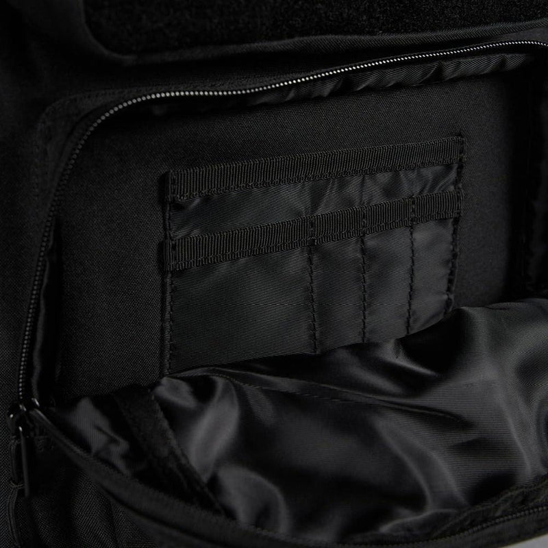 Mochila táctica impermeable WOLFpak con capacidad de 15L, diseño en color negro, personalizable y durable