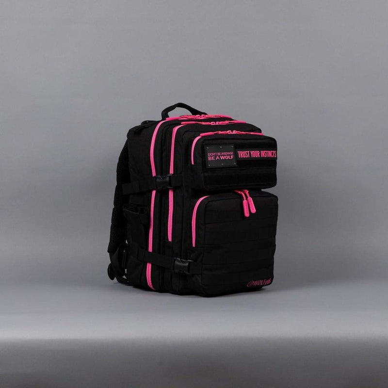 Mochila WOLFpak, versátil y resistente al agua, ideal para viajes o uso diario, con capacidad de personalización y compartimento para laptop