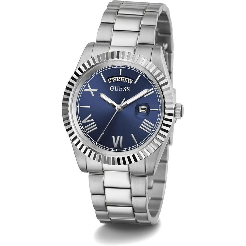 Reloj analógico GUESS con elegante diseño azul y plateado, pulsera de acero inoxidable y cierre de hebilla