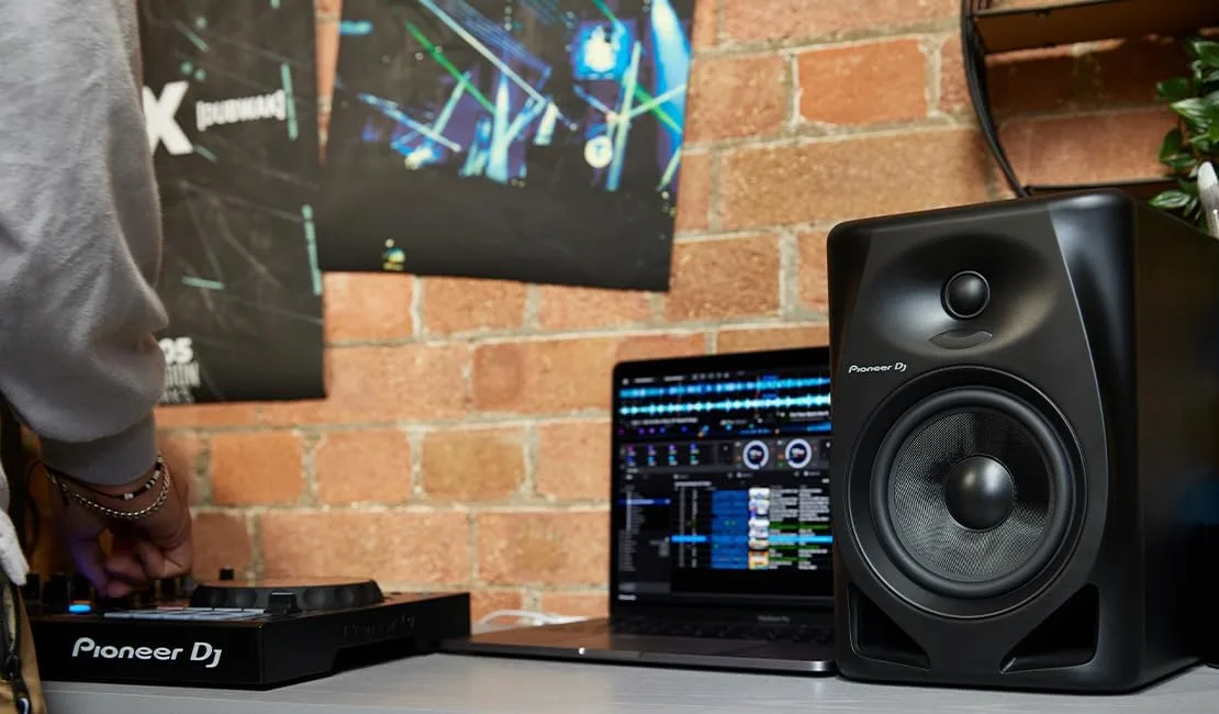 Pioneer DJ DM-40D 4-inch Active Desktop Monitor Speakers, Pair, Black