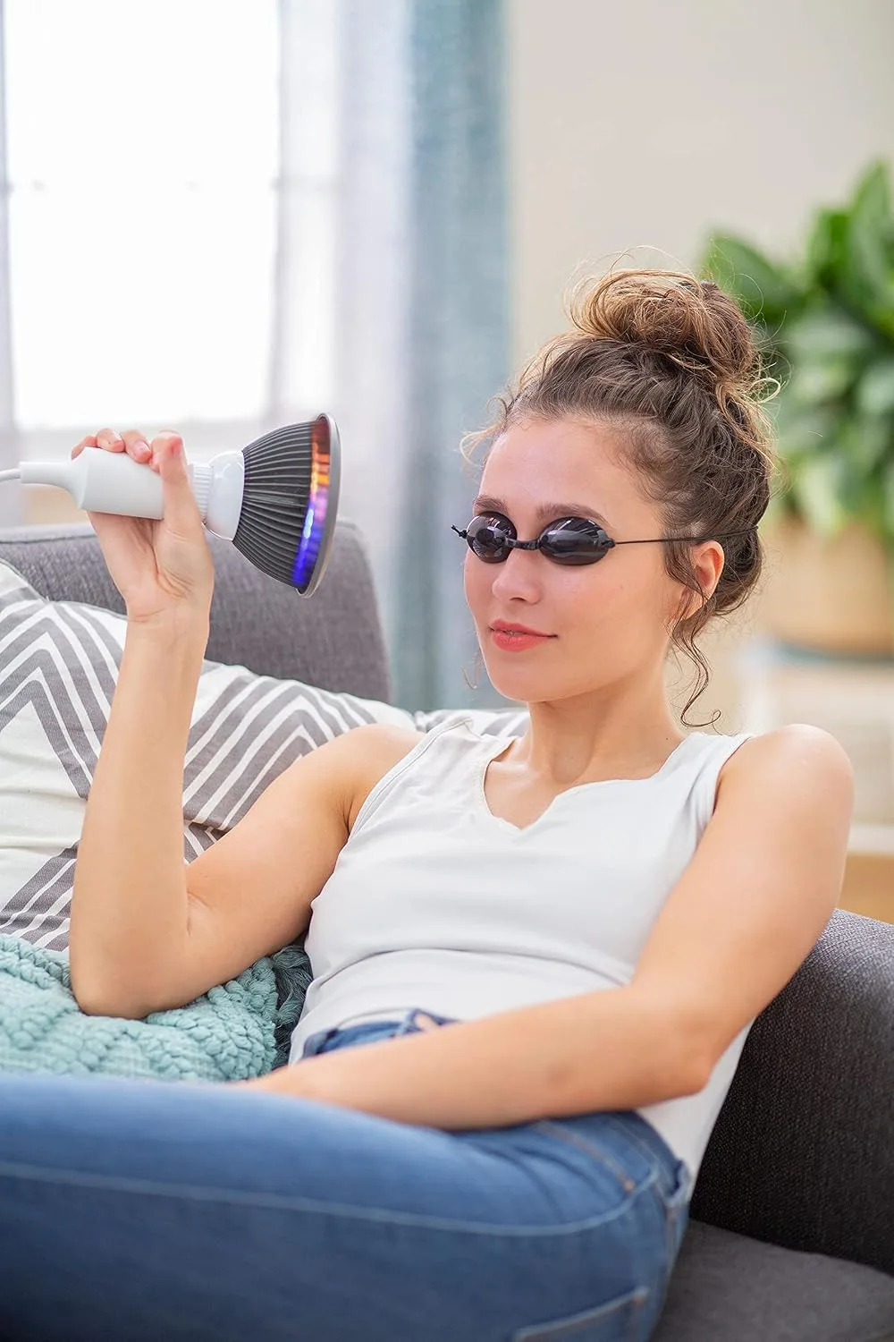 Red Light Therapy by Hooga. Handheld Skin, Beauty Device for Face or Body. LED Photon Therapy. Multiple Color Wavelengths of Blue 415nm, Yellow 580nm, Red 660nm, Near Infrared 850nm. 4-in-1 Bulb.