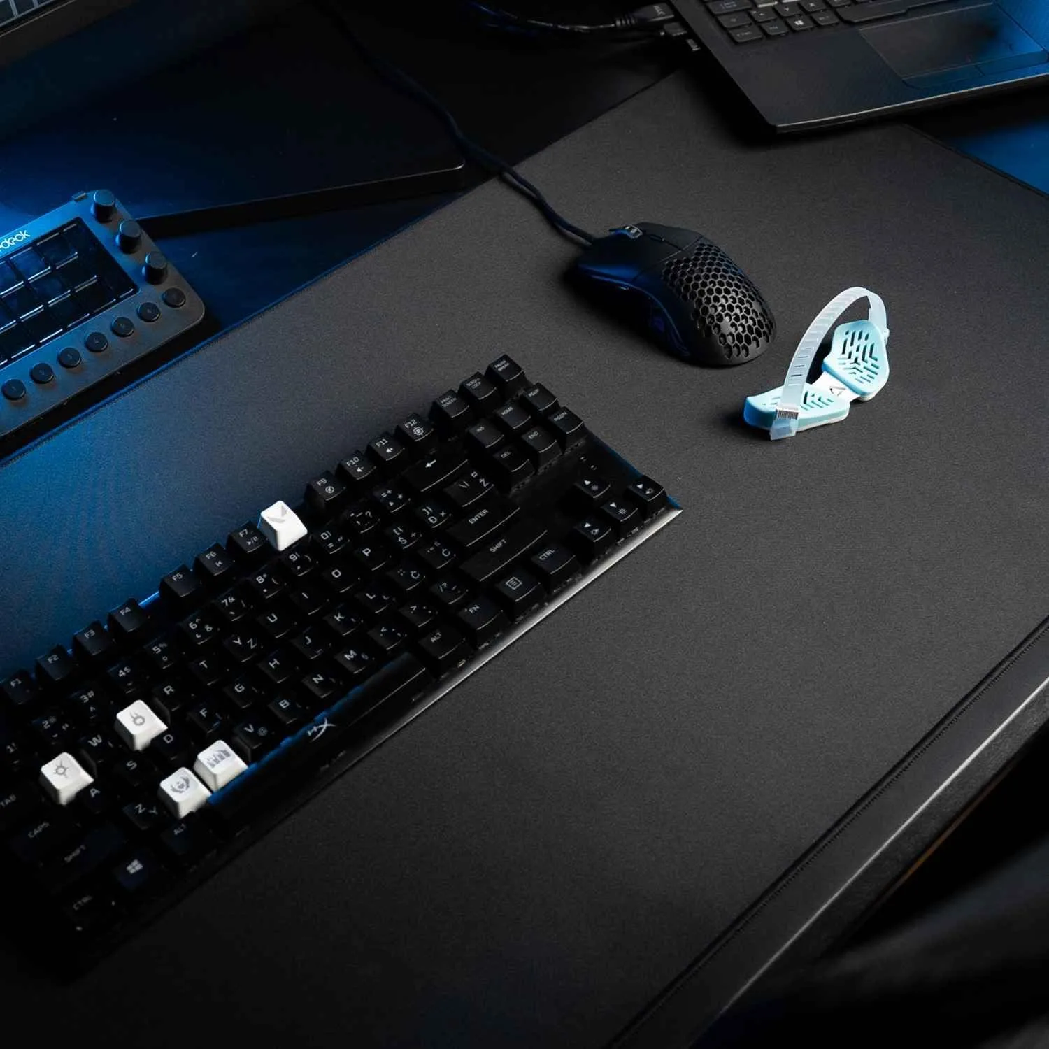 DELTAHUB Carpio G2.0 - Advanced Ergonomic Right-Handed Gaming Wrist Rest for Mouse - Superior Support for Serious Gamers - Anti-Fatigue, Smooth Glide (Small, Right, Blue)