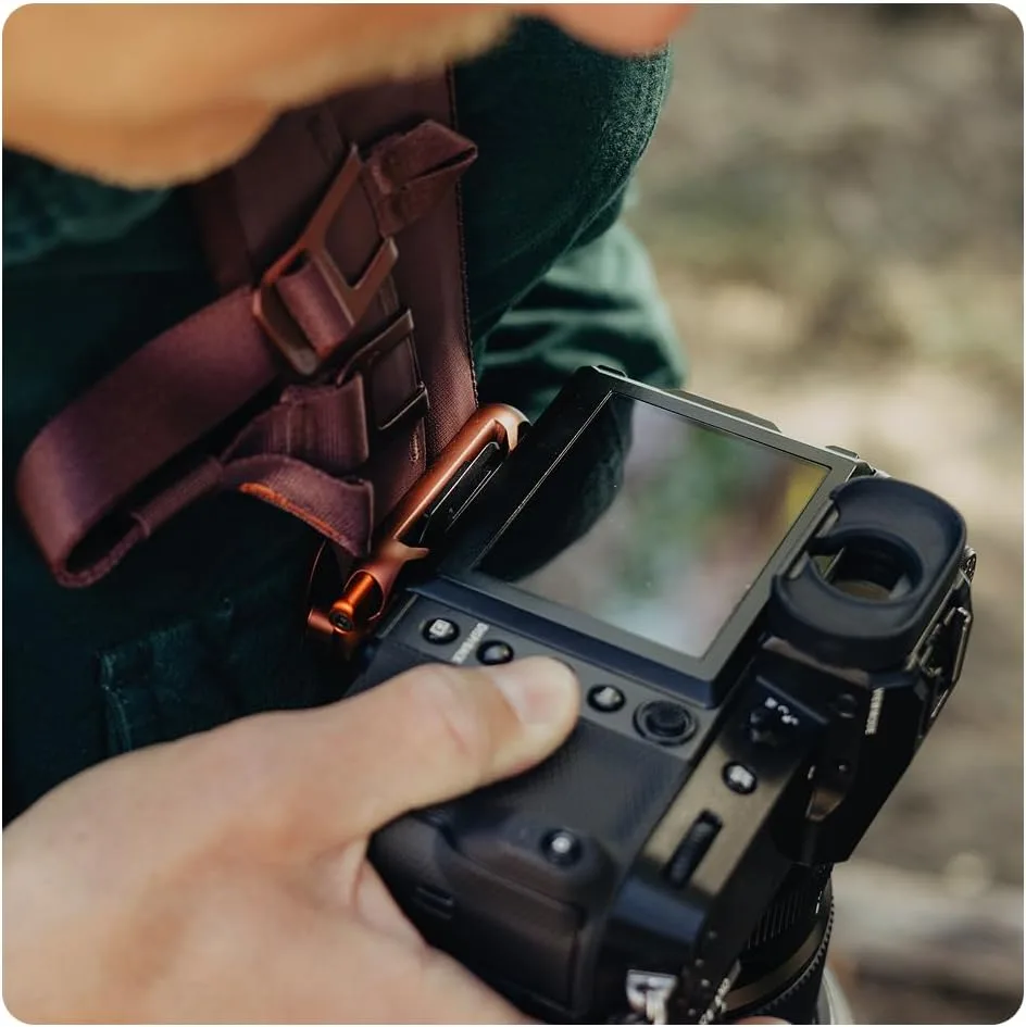 Peak Design Capture Camera Clip V3, Kelp with Plate, Holds DSLR, Compact and Point and Shoot Bodies, Secure, Stable and Accessible, Attaches to Straps and Belts, Quick Release, 200 lb Capacity