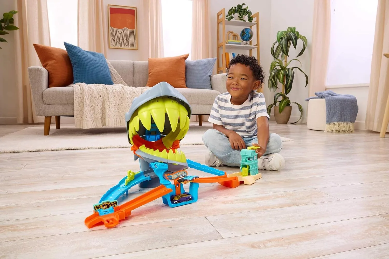 Hot Wheels City Shark Chomp Beach Playset & 1:64 Scale Toy Car