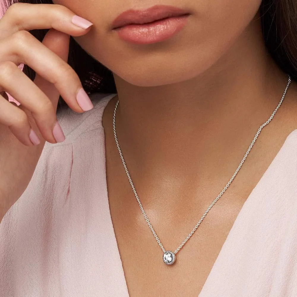 PANDORA Collar de Elegancia Clásica con Circonita Cúbica y Halo de Plata de Ley que Completa Cualquier Estilo