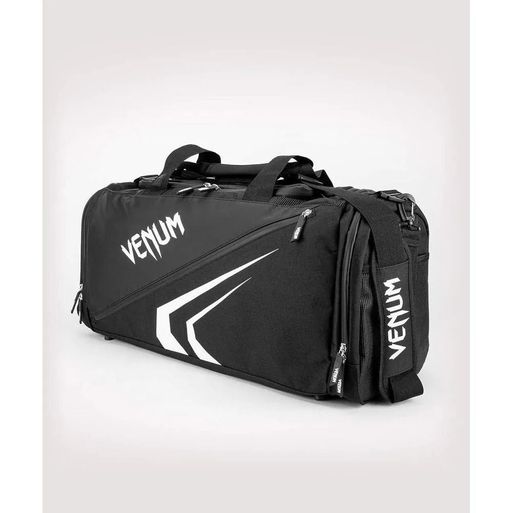 Bolsa deportiva Trainer Lite Evo de Venum con gran compartimento y ventilación óptima, ideal para deportes