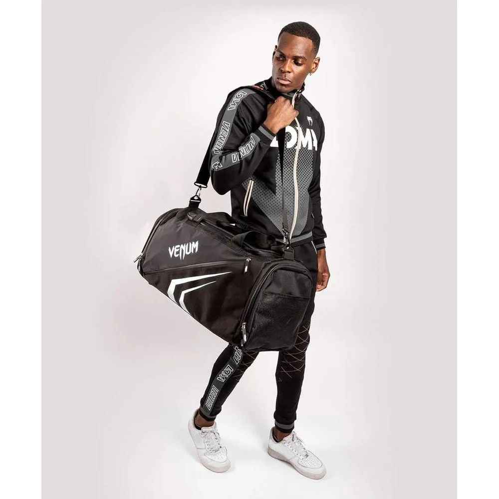 Bolsa deportiva Trainer Lite Evo de Venum con gran compartimento y ventilación óptima, ideal para deportes