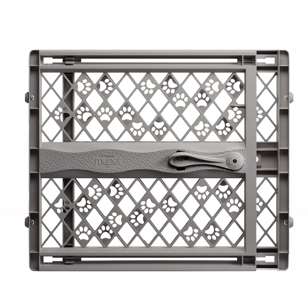 MYPET North States - Puerta portátil para mascotas con patas de 40 pulgadas: fabricada en Estados Unidos, se expande y se bloquea en su lugar sin herramientas. Montaje a presión. Se adapta a 26 a 40 pulgadas de ancho (23 pulgadas de alto, piedra de campo)