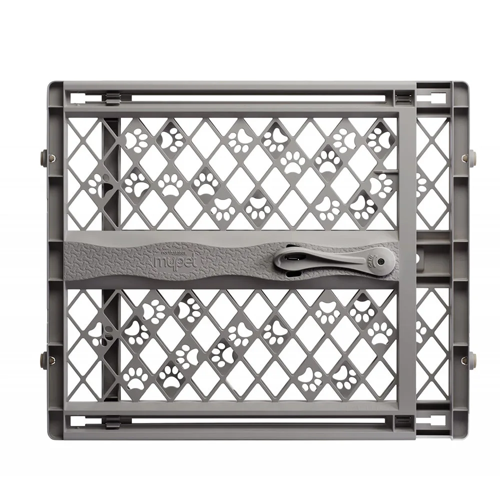 MYPET North States - Puerta portátil para mascotas con patas de 40 pulgadas: fabricada en Estados Unidos, se expande y se bloquea en su lugar sin herramientas. Montaje a presión. Se adapta a 26 a 40 pulgadas de ancho (23 pulgadas de alto, piedra de campo)