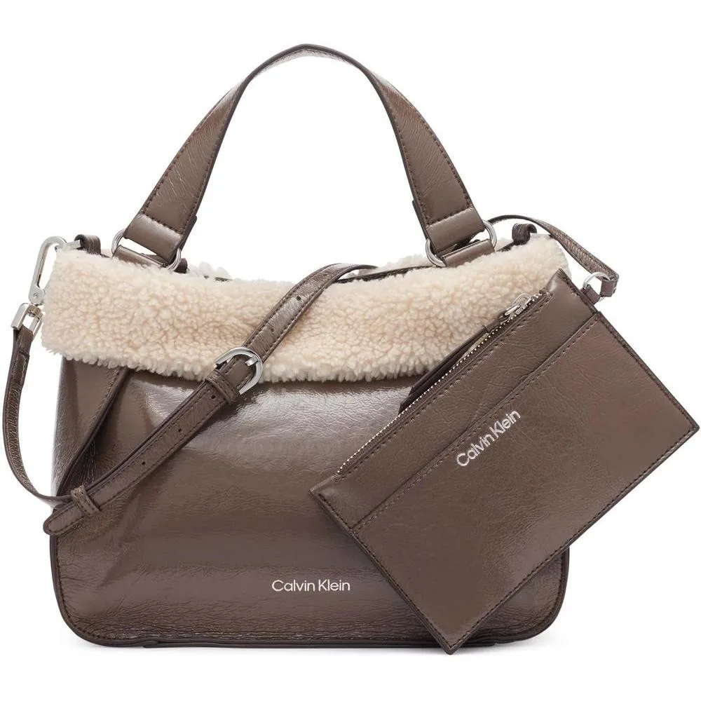 Bolsa Crossbody Calvin Klein Estelle Novelty de Cuero Vegano con Bolsillos Interiores y Correa Ajustable