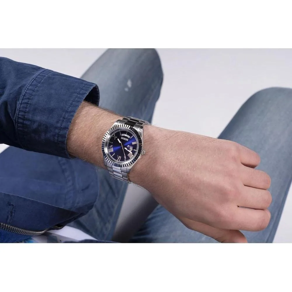 Reloj analógico GUESS con elegante diseño azul y plateado, pulsera de acero inoxidable y cierre de hebilla