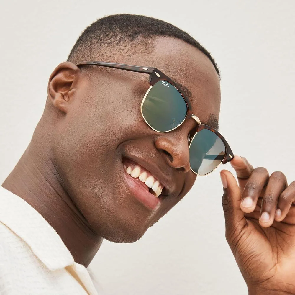 Ray-Ban RB3016 Clubmaster: lentes de sol cuadrados con protección UV y diseño atemporal para mujeres modernas