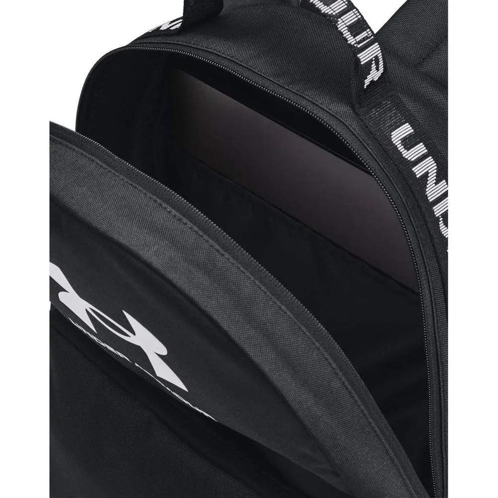 Mochila Under Armour Loudon, color Negro y Blanco, diseño casual con tecnología UA Storm, funda para laptop y varios compartimentos.