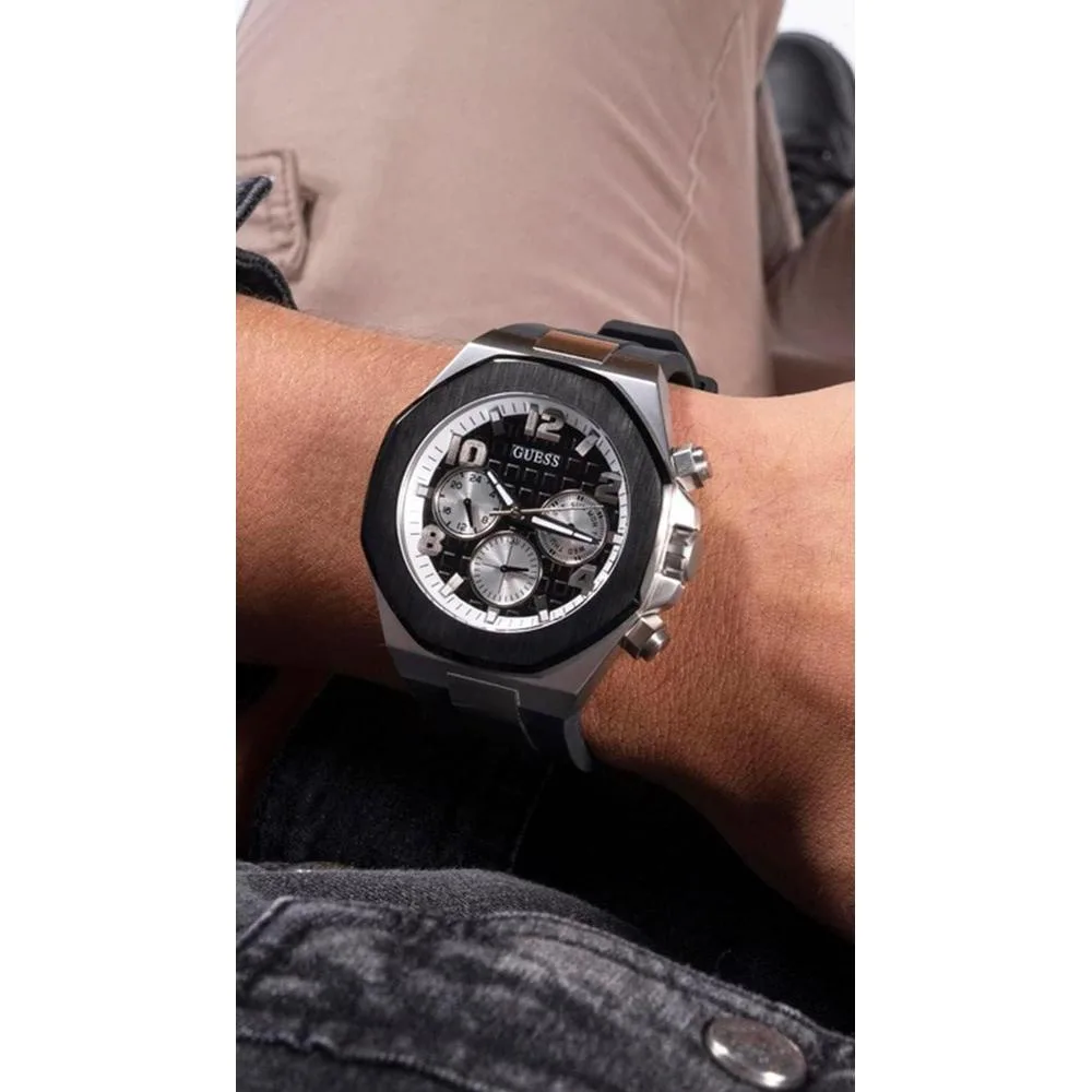 GUESS Reloj de pulsera para hombre, caja de acero inoxidable resistente al agua, banda de silicona, movimiento de cuarzo exacto