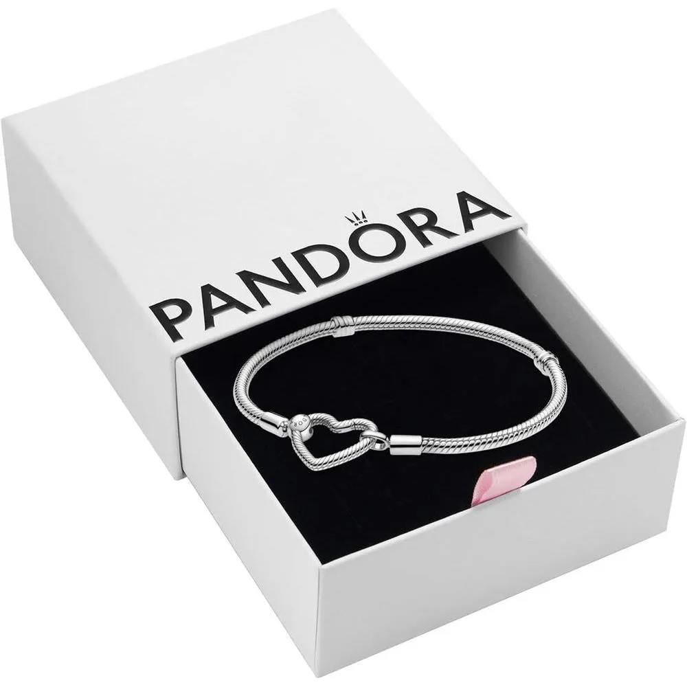 Pulsera Pandora Moments de cadena serpiente con cierre corazón en plata de ley. Compatible con dijes. Incluye caja de regalo