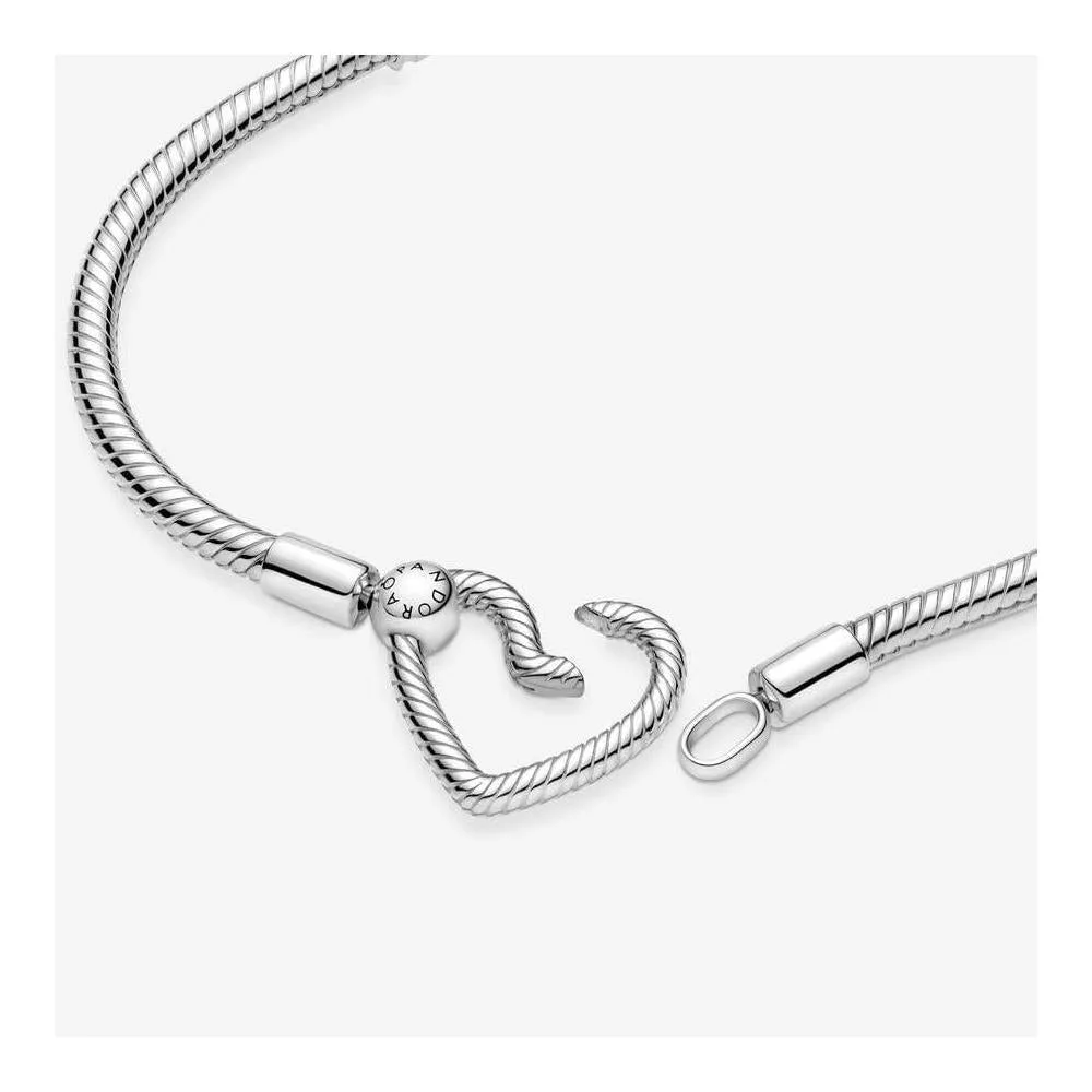 Pulsera Pandora Moments de cadena serpiente con cierre corazón en plata de ley. Compatible con dijes. Incluye caja de regalo