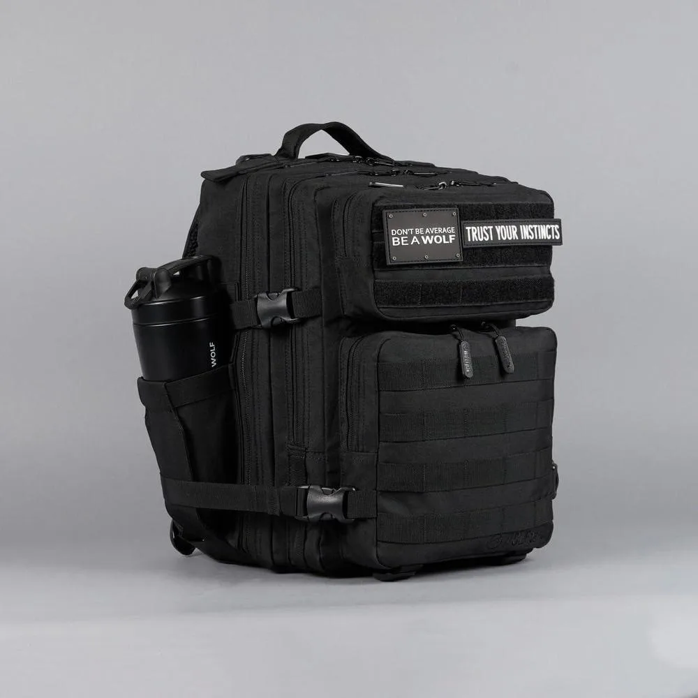 WOLFpak Mochila Negro Alpha de 25L resistente al agua, ideal para viaje o uso diario, con compartimento seguro y personalizable