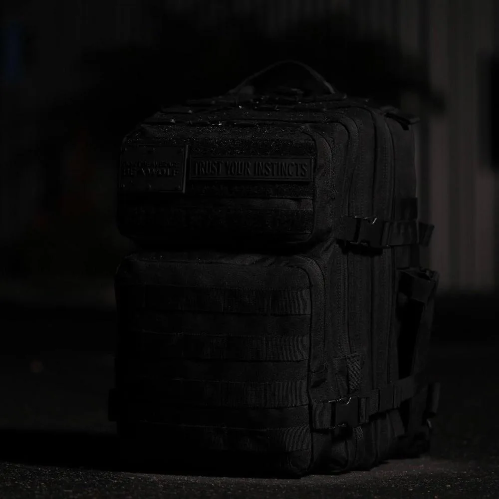 Mochila WOLFpak edición Nightshade de alta resistencia y personalización ideal para viajes y uso diario