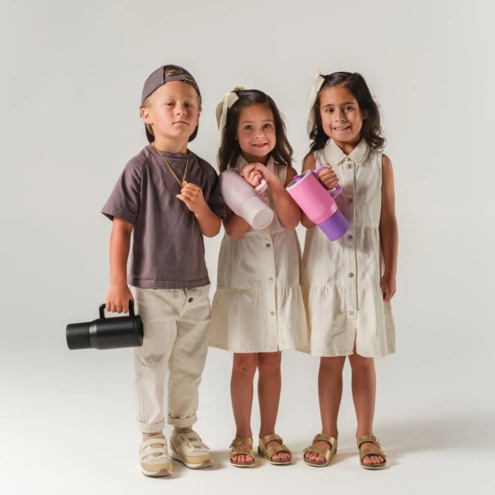 HydroJug Botella de agua aislada para niños con popote abatible y asa, a prueba de fugas y duradera, perfecta para actividades