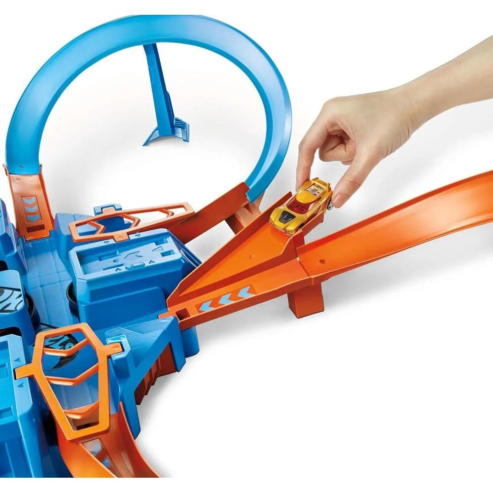 Hot Wheels Track Set con Auto de Juguete a Escala, Intersecciones para Choques, Booster Motorizado, Criss-Cross Crash Track