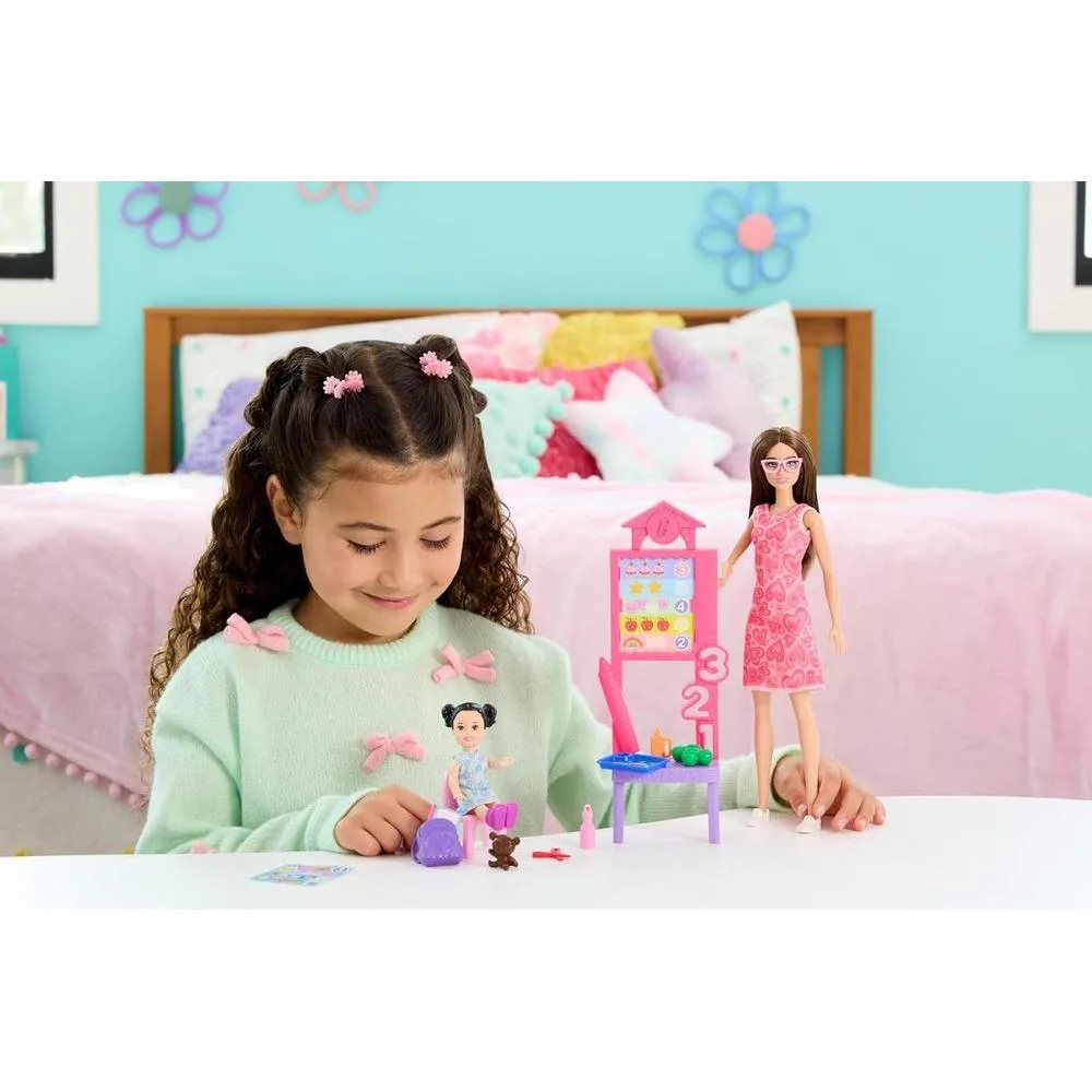 Set Barbie Careers Teacher con muñeca, tabla de lecciones, niña y accesorios para explorar roles educativos