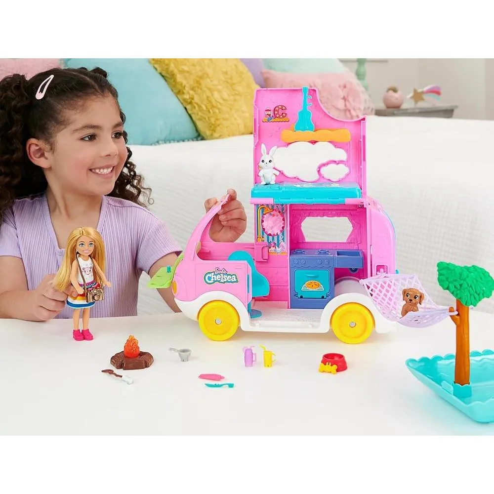 Barbie Camper Chelsea Playset 2-en-1 con Muñeca Pequeña, 2 Mascotas y 15 Accesorios - Exclusivo de Amazon