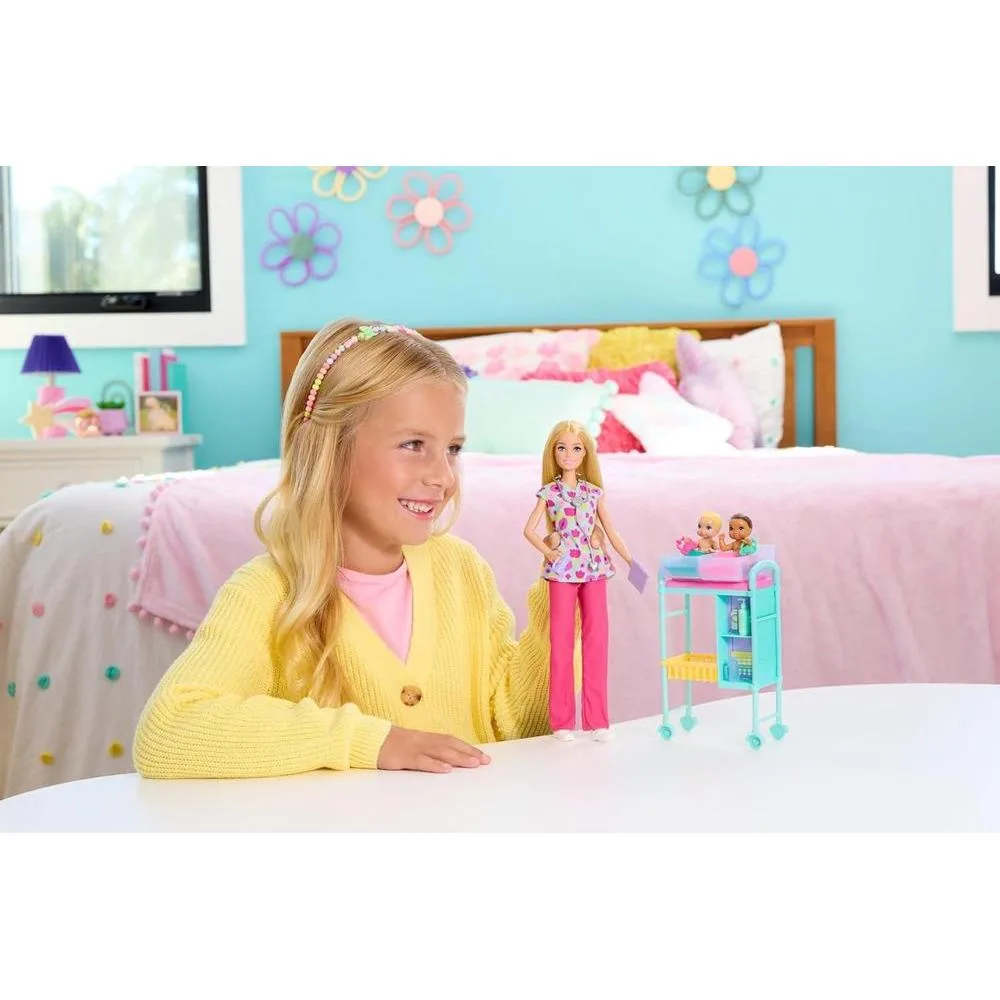 Barbie Careers Baby Doctor con muñeca rubia, 2 bebés, mesa de examen y accesorios para juego de roles médico