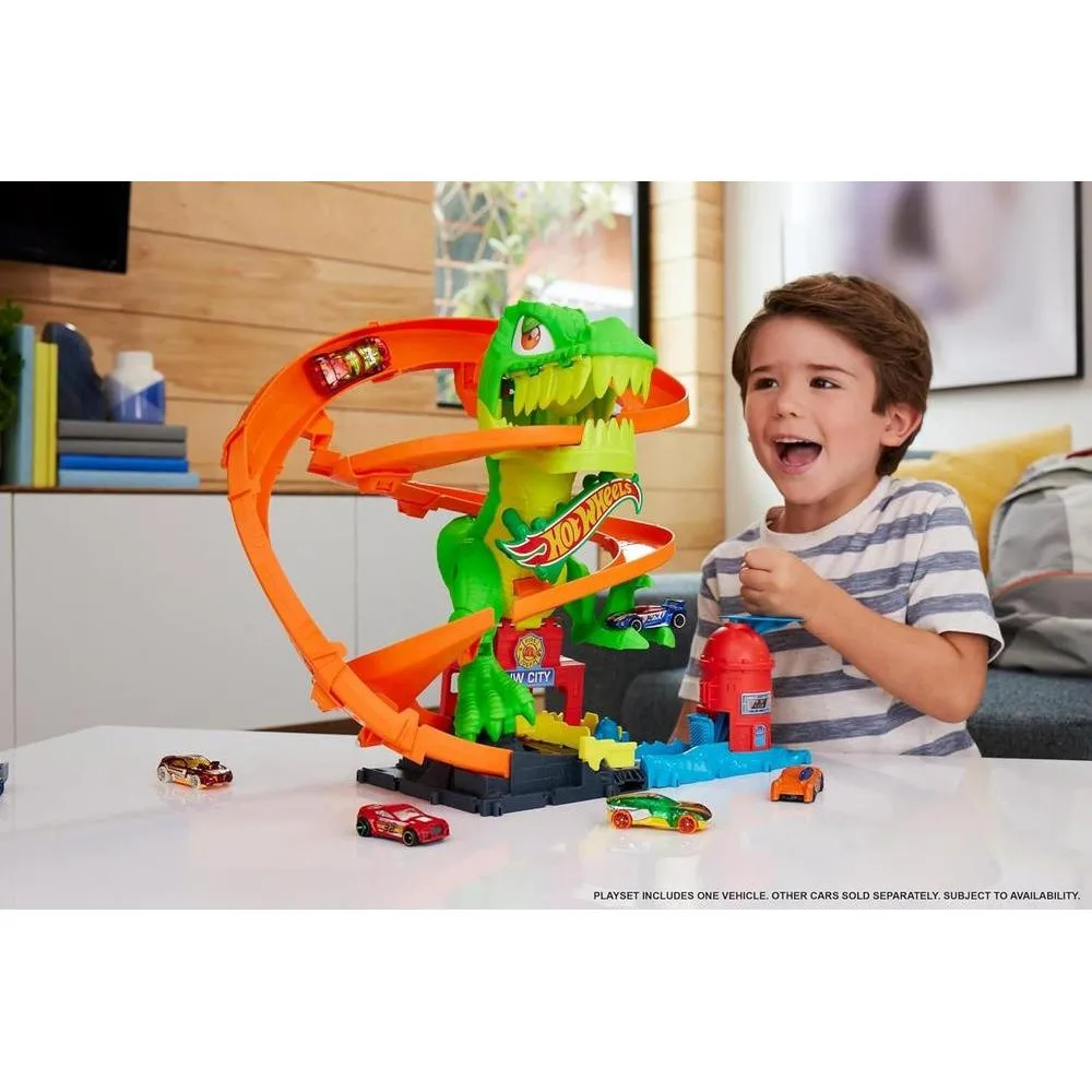Hot Wheels Toy Car Track Set, City T-Rex Blaze Battle Playset & 1:64 Scale Die-Cast Vehicle with Spinning Dinosaur Eyes