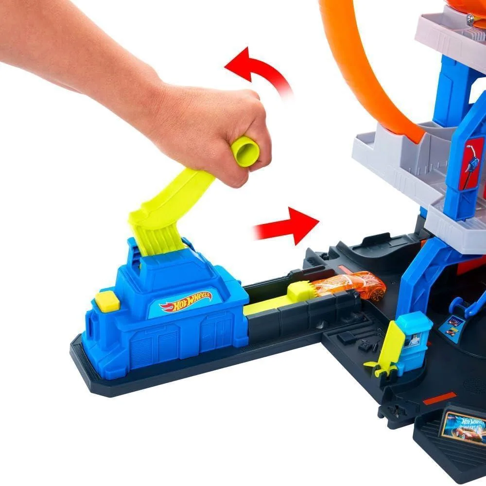 Set de pista Hot Wheels con coche, helicóptero, loops, almacenamiento para vehículos, adaptadores de velocidad, Mega Loop Garage