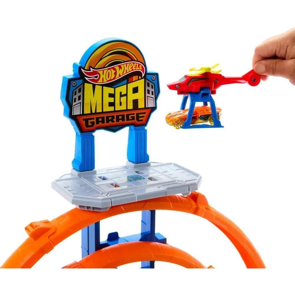 Set de pista Hot Wheels con coche, helicóptero, loops, almacenamiento para vehículos, adaptadores de velocidad, Mega Loop Garage