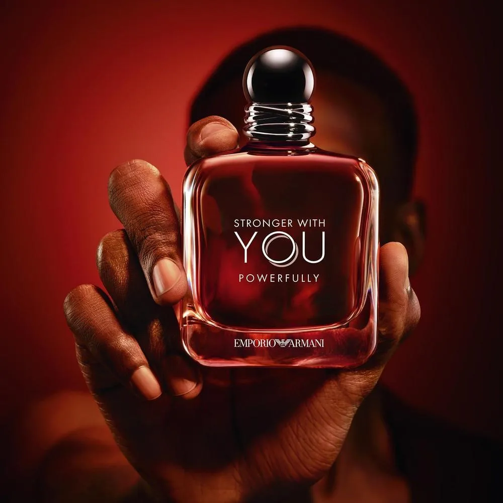 Armani Beauty - Más fuerte contigo poderosamente - Fragancia cálida y picante para hombre con castaño y cereza dulce