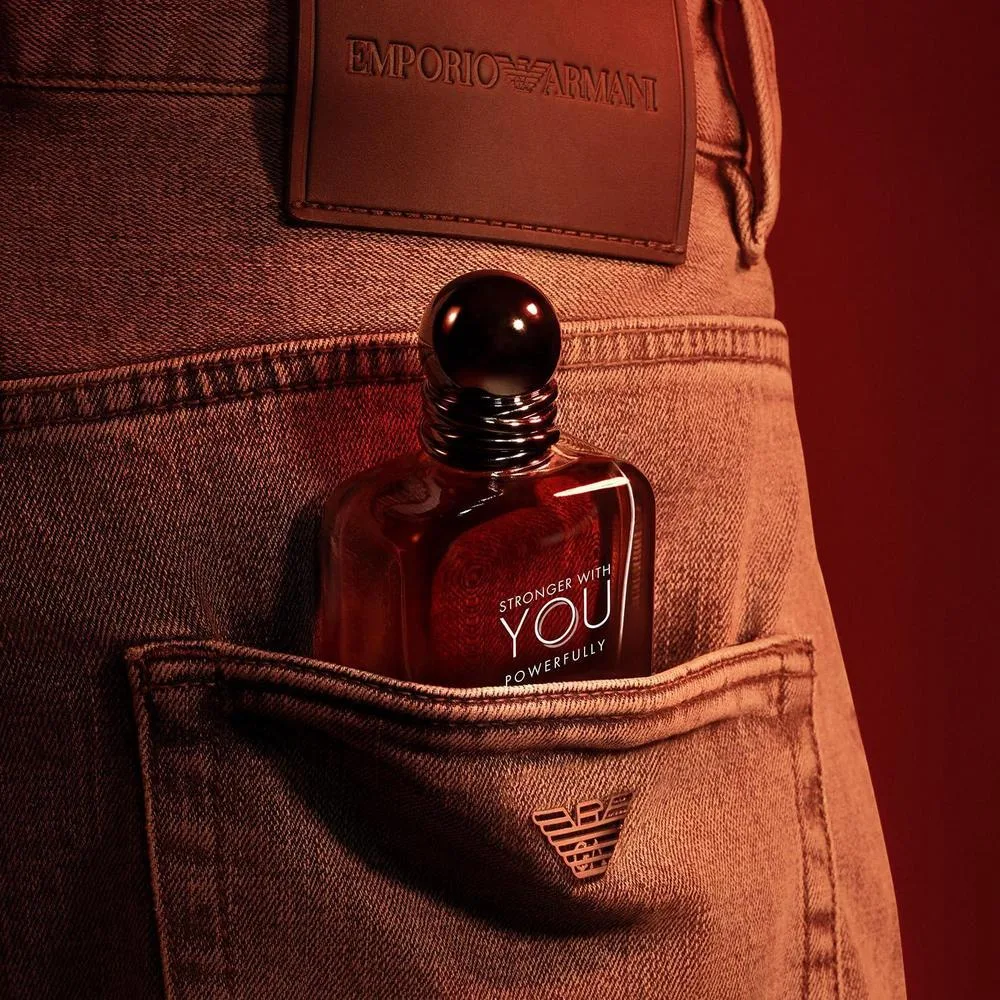 Armani Beauty - Más fuerte contigo poderosamente - Fragancia cálida y picante masculina con acordes de castaño, cereza y lavanda