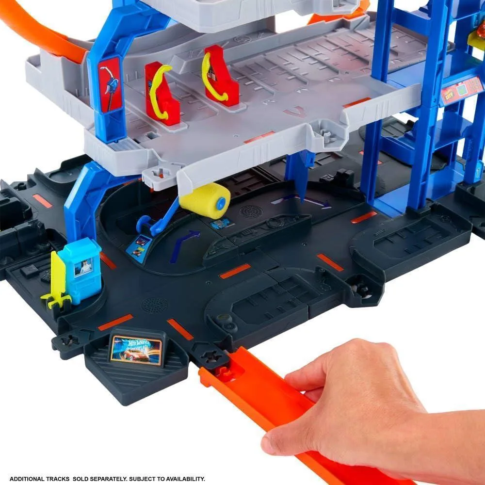 Set de pista Hot Wheels con coche, helicóptero, loops, almacenamiento para vehículos, adaptadores de velocidad, Mega Loop Garage