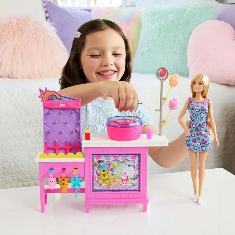 Barbie Mysteries: Muñeca Malibu y Set de Cabina de Juegos de Algodón de Azúcar con 20 Accesorios