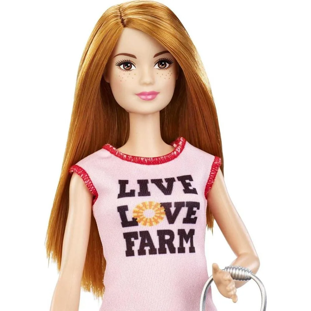 Barbie Chicken Farmer Doll pelirroja con gallinero, 3 gallinas, 2 pollitos y más. Juguete temático de carrera para niños de 3 a 7 años