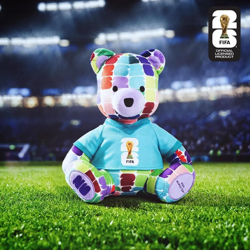 Peluche oso colorido Copa Mundial FIFA 2026, coleccionable oficial con logotipo de trofeo, desde 3 años