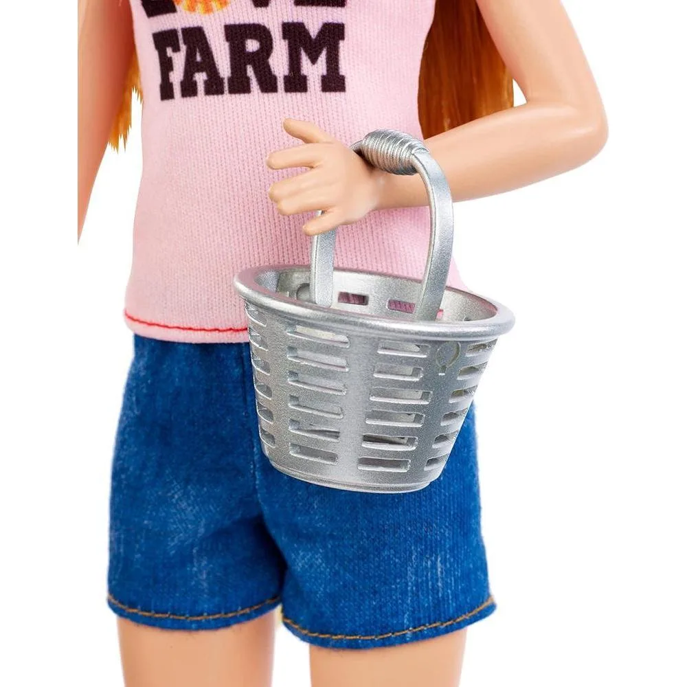 Barbie Chicken Farmer Doll pelirroja con gallinero, 3 gallinas, 2 pollitos y más. Juguete temático de carrera para niños de 3 a 7 años