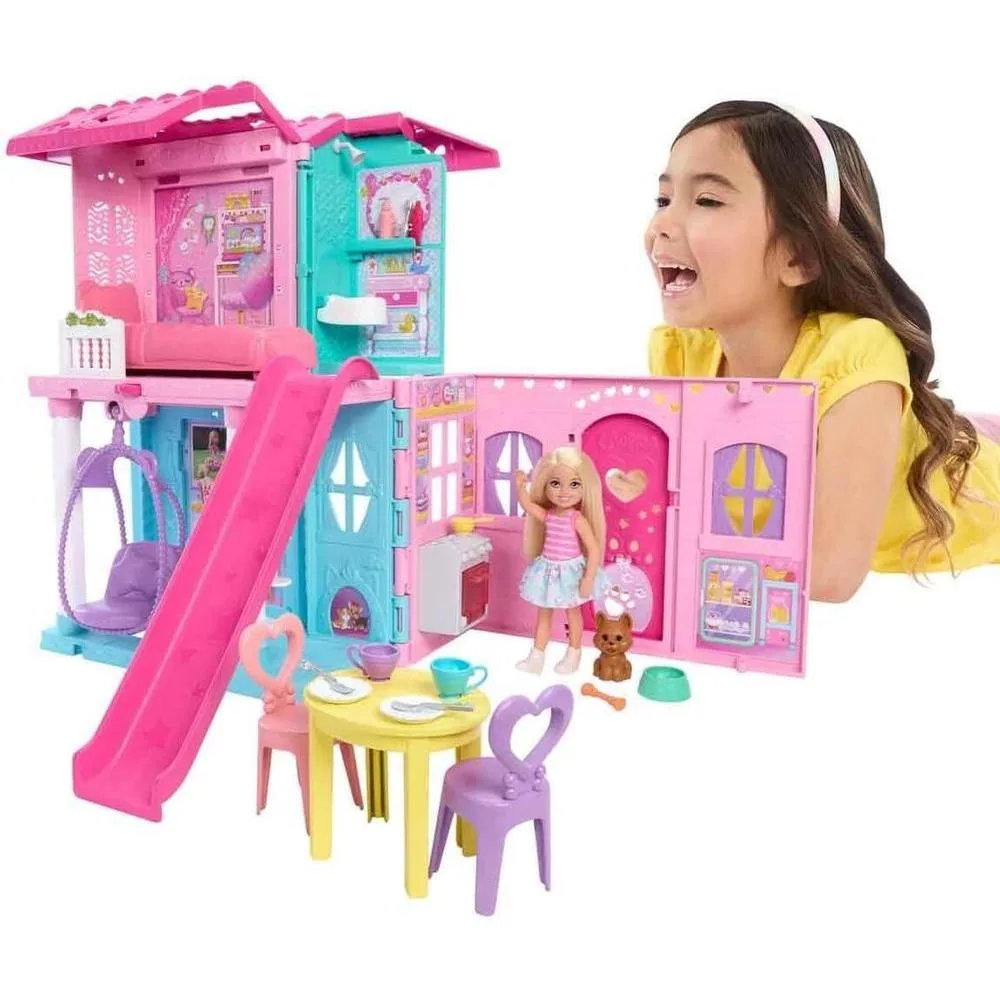 Barbie Chelsea Toy Dollhouse con 15+ accesorios, casa pop-up con 5 áreas de juego y tobogán, incluye muñeca y perro mascota