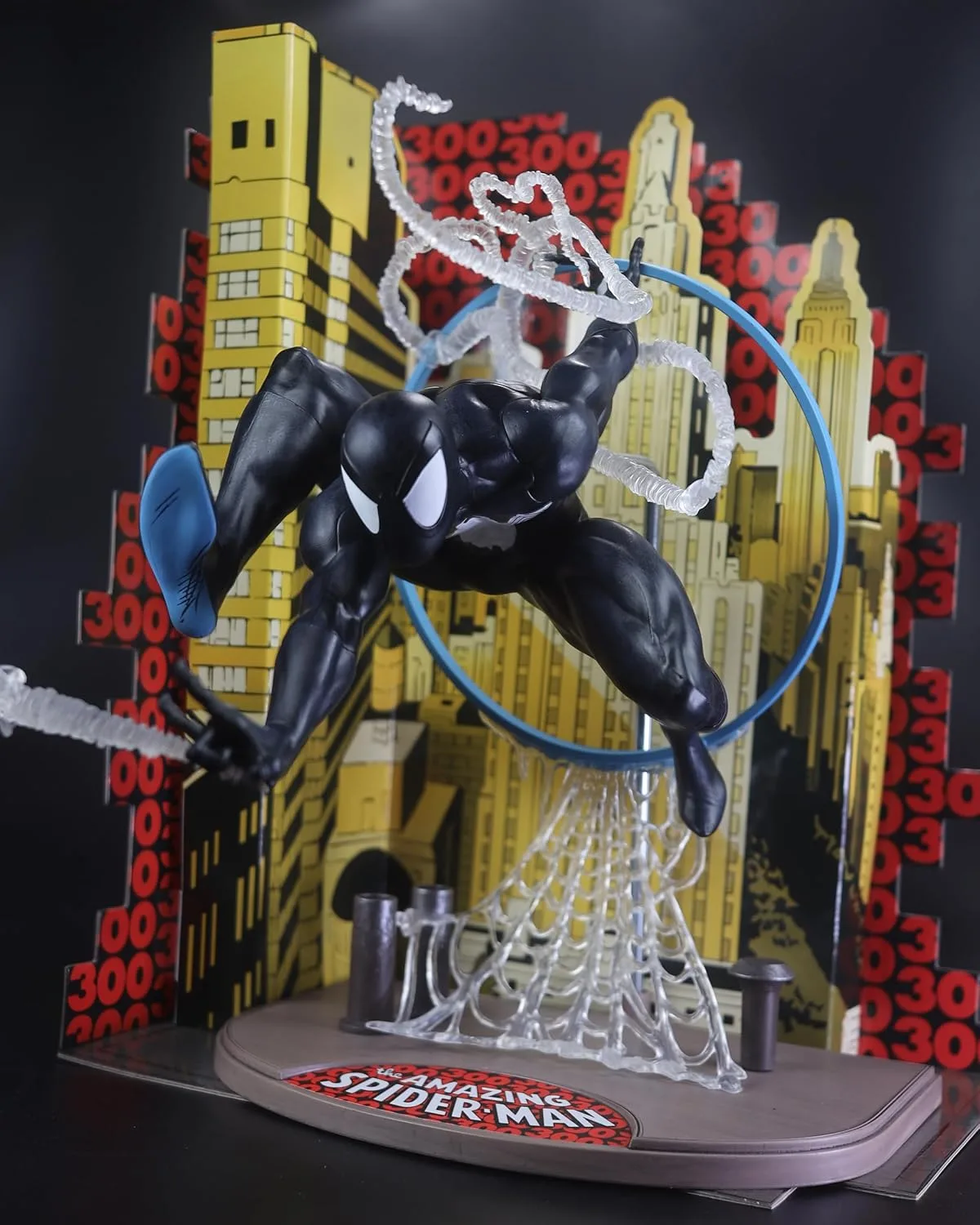 McFarlane Toys Marvel Spider-Man (Symbiote Suit) Escala 1:6 con Escena y Comic (The Amazing Spider-Man #300)